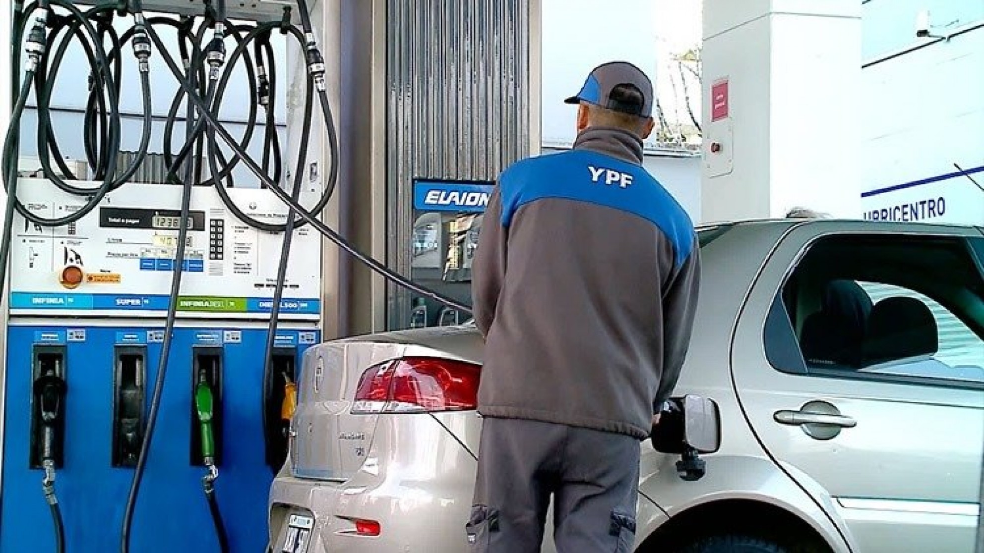 YPF también subió el precio de los combustibles